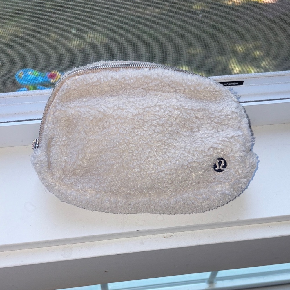 Lululemon Everywhere Belt Bag Sherpa